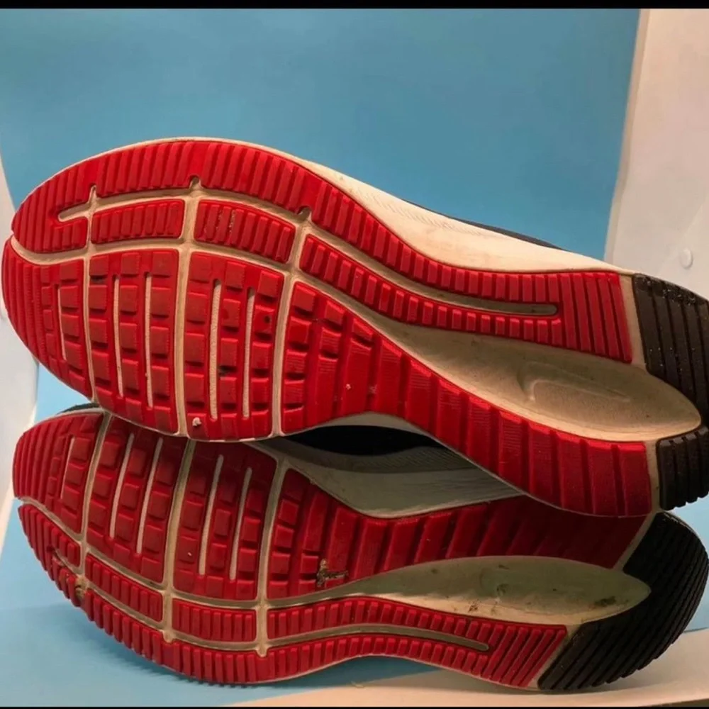 Men’s Nike running shoe quest size 9